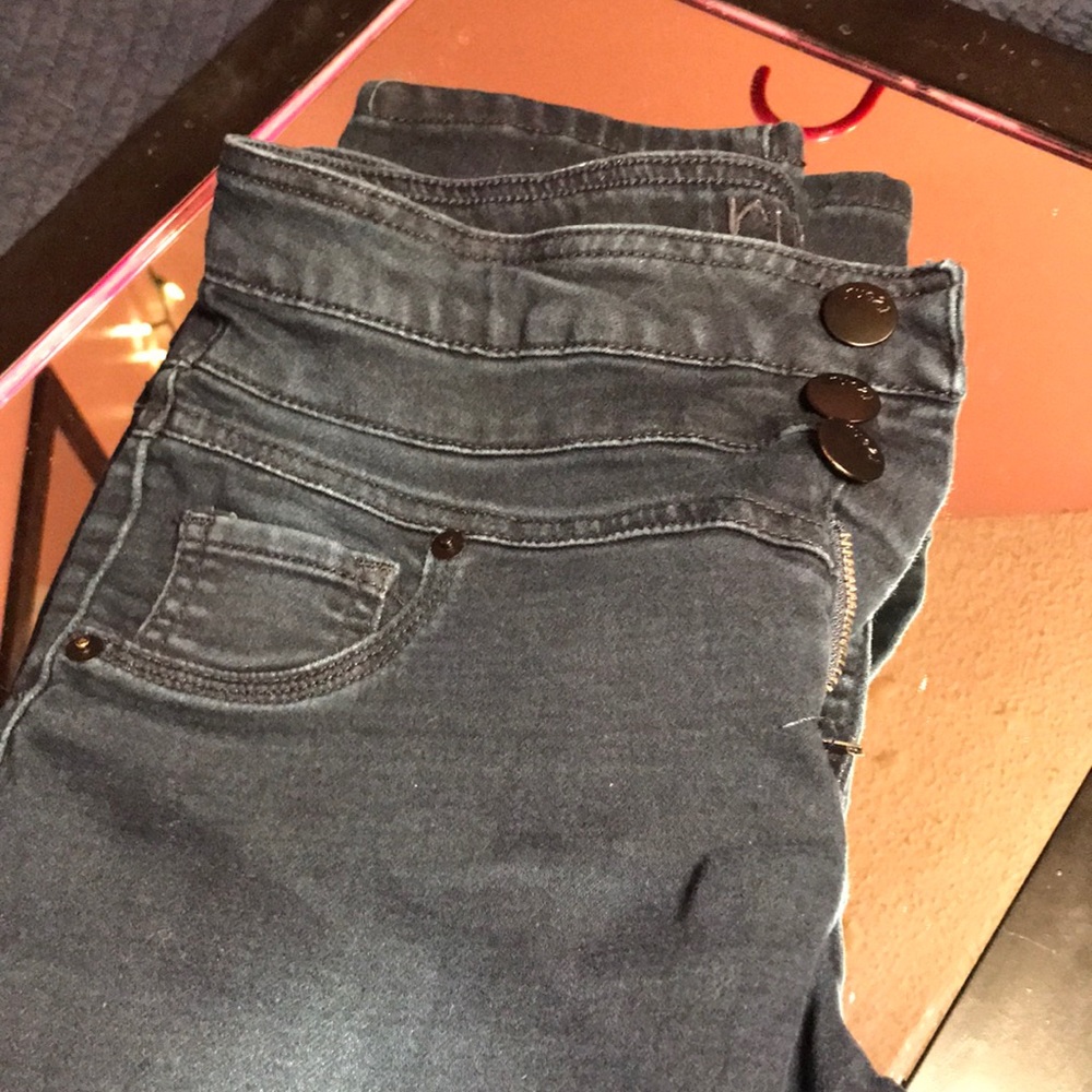High waisted jeans with three buttons